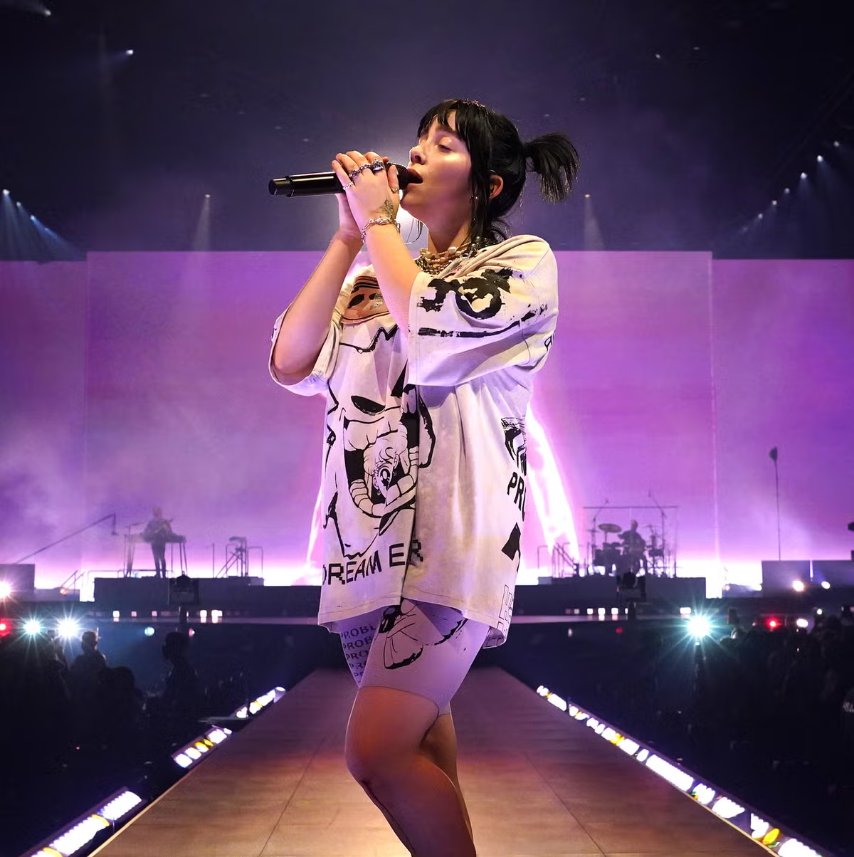  Billie Eilish privacy leaks awareness, live concert photo 