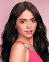 how old is Nailea Devora – portrait style