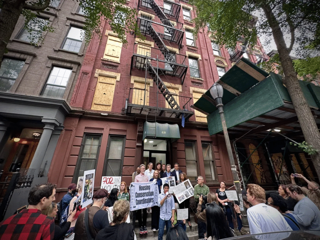 (title)% Legal disputes representing controversies around Queens Court Apartments
Image Source: Pixabay