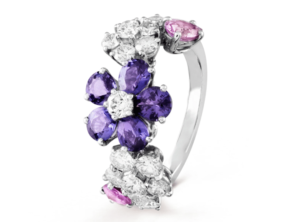  Close-up of Zooey Deschanel’s engagement ring style
