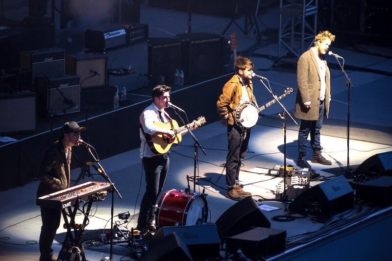 (title)% Mumford and Sons Chicago live concert performance