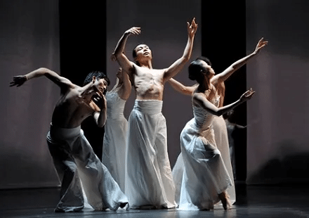 Contemporary dancers debating use of dance stockings on stage
