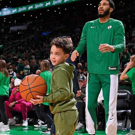  Jayson Tatum’s son Deuce playing basketball at a Celtics game, representing 'where does Jayson Tatum's son go to school' context.