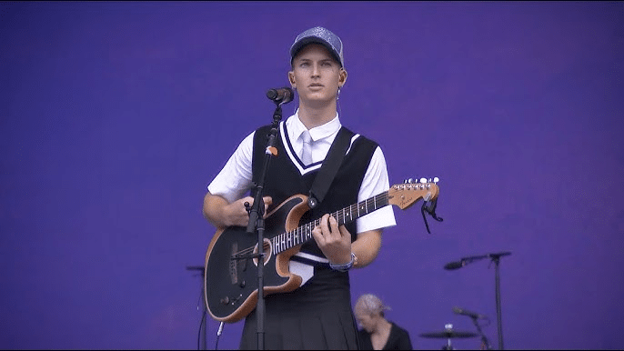  Gus Dapperton performing live amid dating rumors