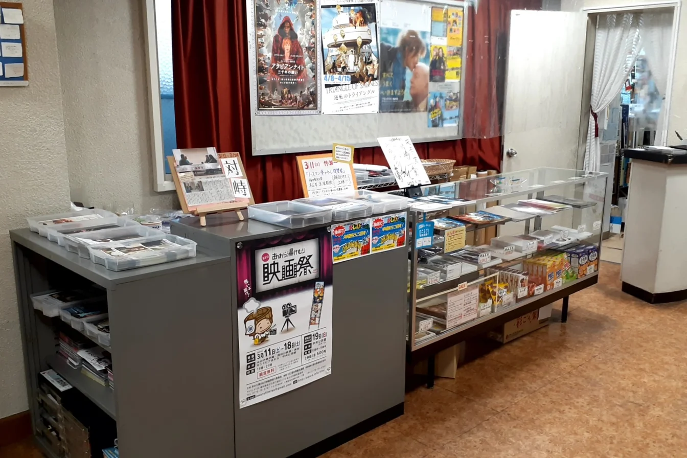 Spider-Man 4 movie poster concept with Tom Holland in classic red and blue suit against New York skyline